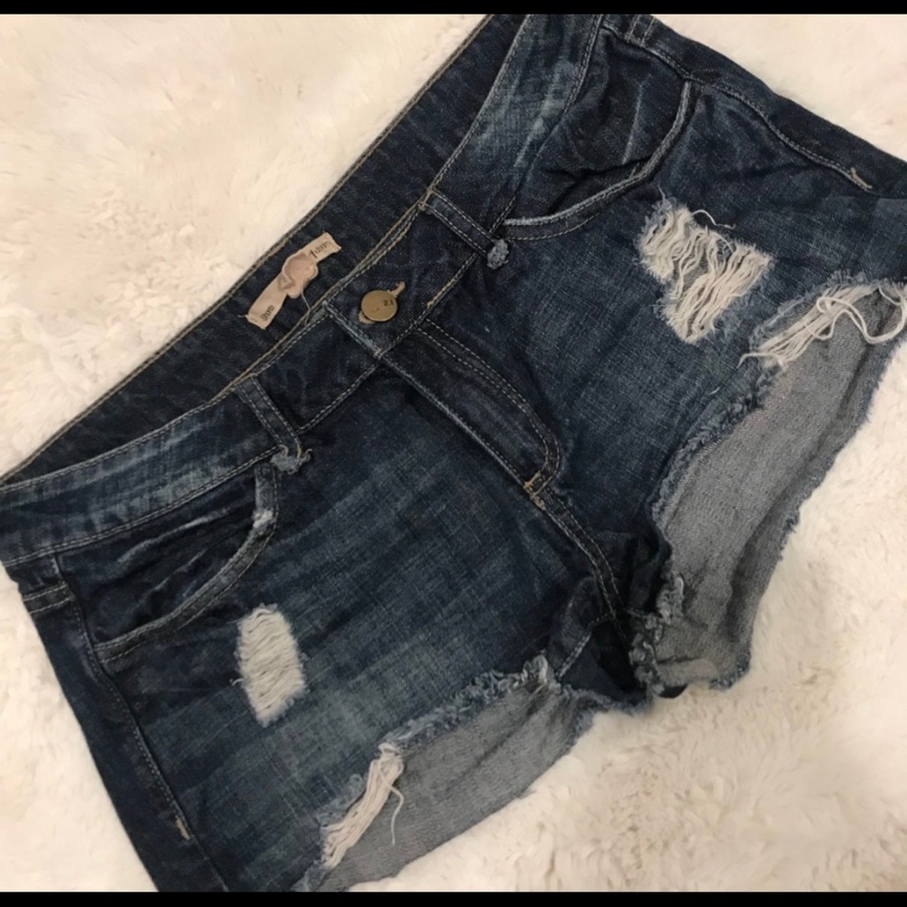Forever 21 Distressed Denim Shorts 💙